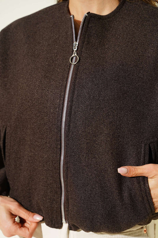 Veste courte en drap avec détails en caoutchouc au poignet, couleur marron foncé