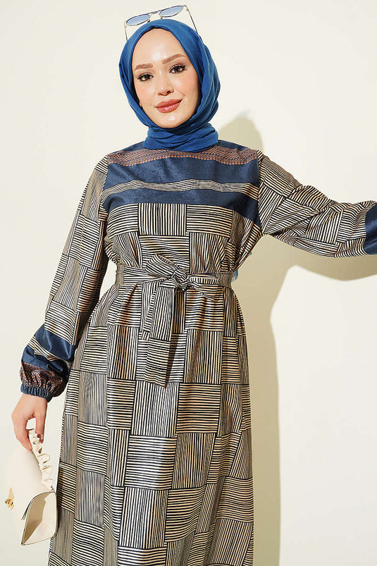 Blaue Kleid Mit Elastischen Bündchen Und Dama-Muster