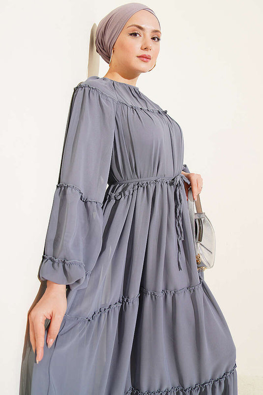 Kleid mit Stufen aus chiffon mit elastischem Handgelenk, rauchgrau
