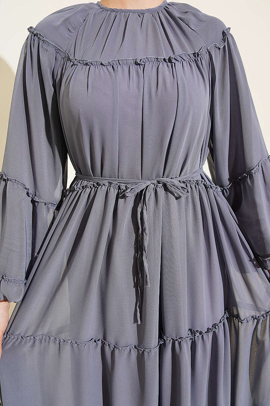 Kleid mit Stufen aus chiffon mit elastischem Handgelenk, rauchgrau