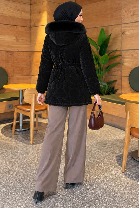 Chaqueta Negra Con Detalles De Piel Y Puños Elásticos