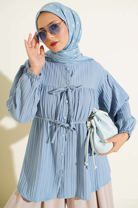قميص أزرق سماوي بكم مطاطي ورباط أمامي