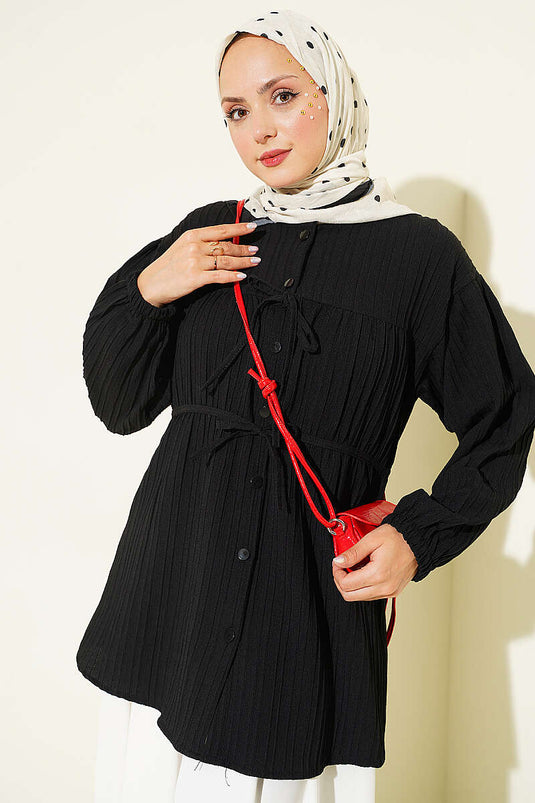 قميص أسود بأساور مطاطية ورباط أمامي