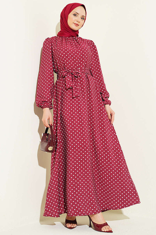 Robe bordeaux à ceinture et poignets élastiqués à pois