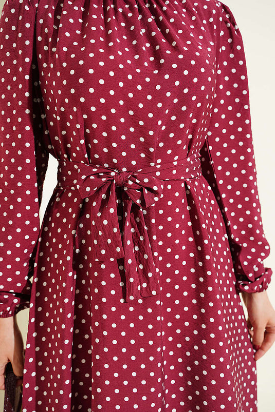 Robe bordeaux à ceinture et poignets élastiqués à pois