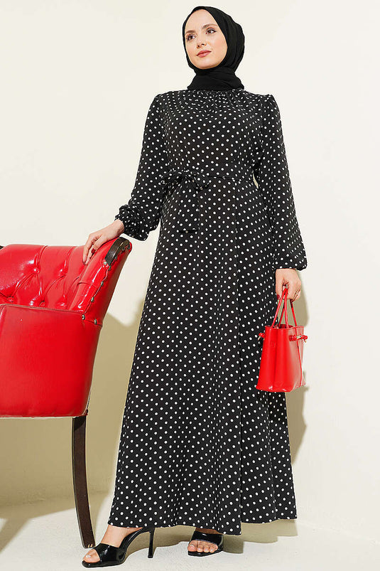 Robe noire à ceinture à pois avec manchettes élastiques
