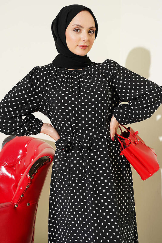 Robe noire à ceinture à pois avec manchettes élastiques