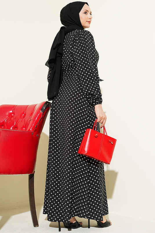 Robe noire à ceinture à pois avec manchettes élastiques