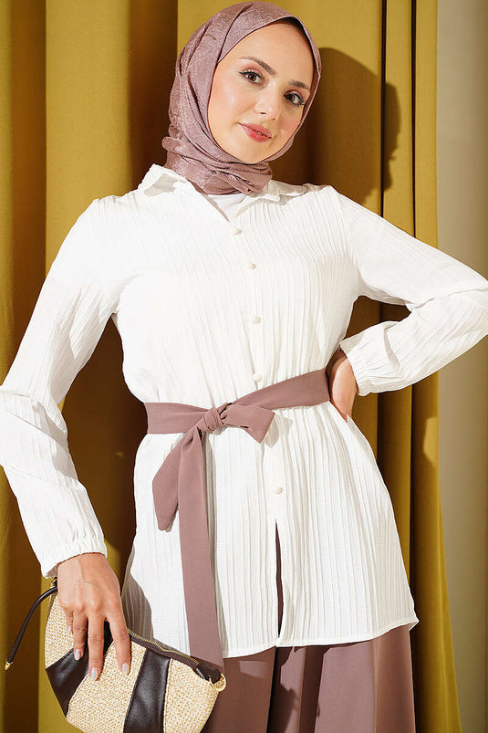Top Bianco Con Maniche Elastiche E Camicia Con Bottoni