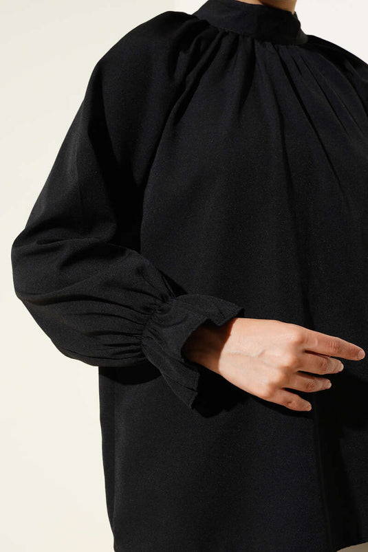 Tunique plissée noire à col élastique et cheville