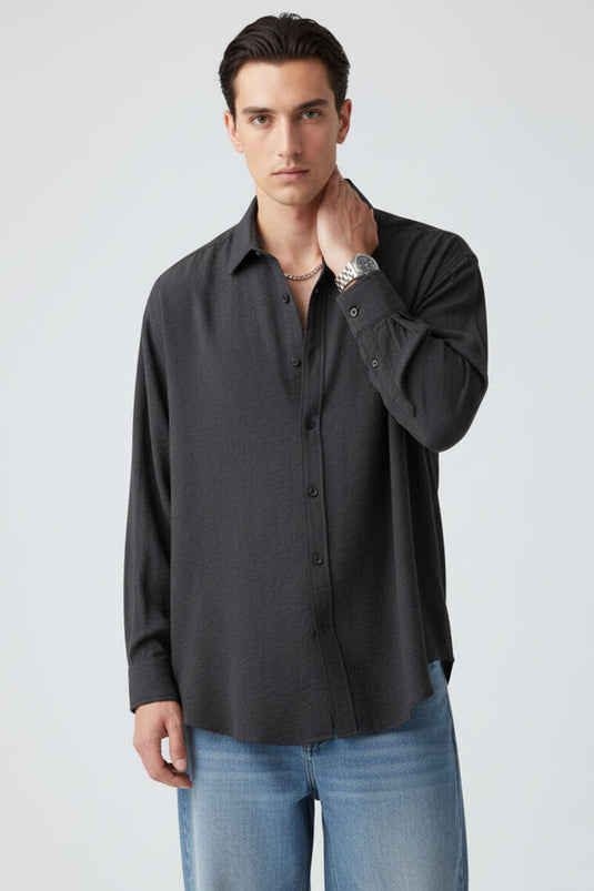 قميص رجالي أسود اللون بتفاصيل عند الكاحل