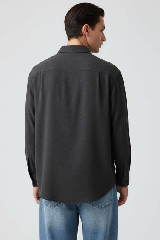 قميص رجالي أسود اللون بتفاصيل عند الكاحل