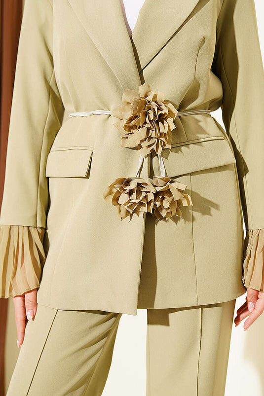 Ensemble blazer plissé aux poignets avec broche fleurie, vert avocat