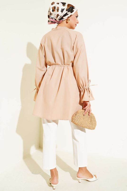 قميص بريت بأزرار عند الكاحل باللون البيج