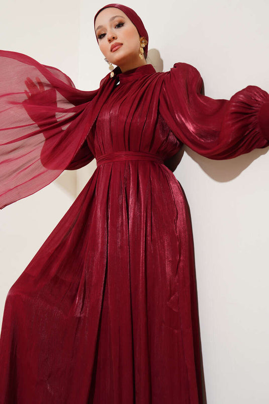 Robe avec châle à volants et papier cadeau au poignet, bordeaux