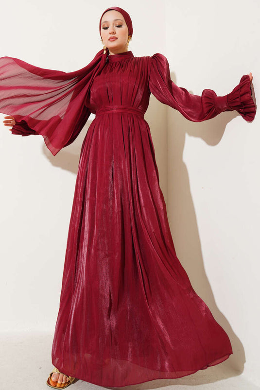 Robe avec châle à volants et papier cadeau au poignet, bordeaux