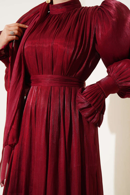 Robe avec châle à volants et papier cadeau au poignet, bordeaux