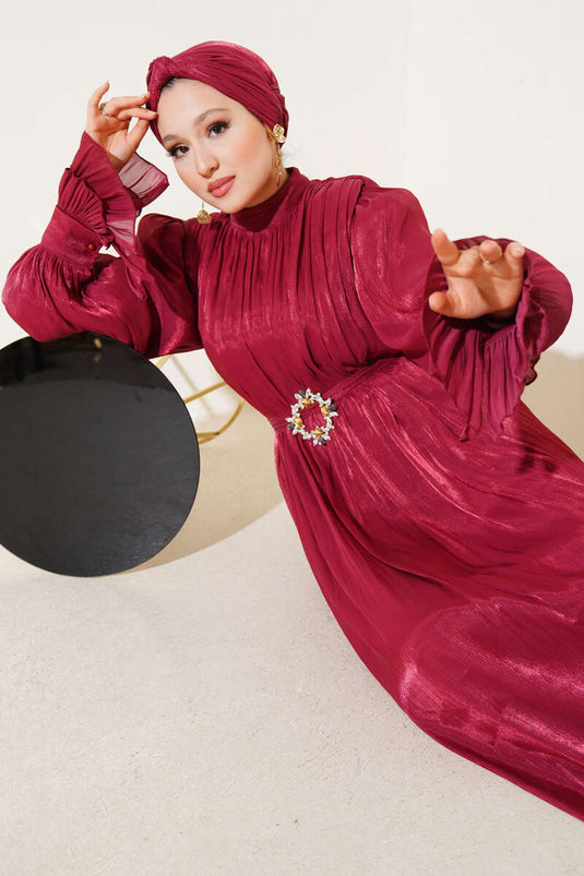 فستان عنابي اللون مع شال مكشكش عند المعصم