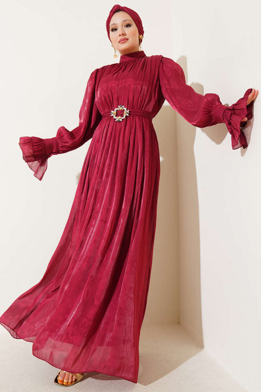 فستان عنابي اللون مع شال مكشكش عند المعصم