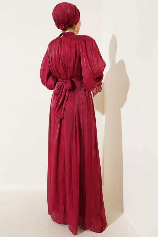 فستان عنابي اللون مع شال مكشكش عند المعصم