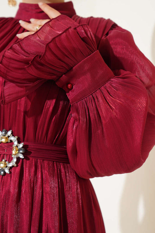 فستان عنابي اللون مع شال مكشكش عند المعصم