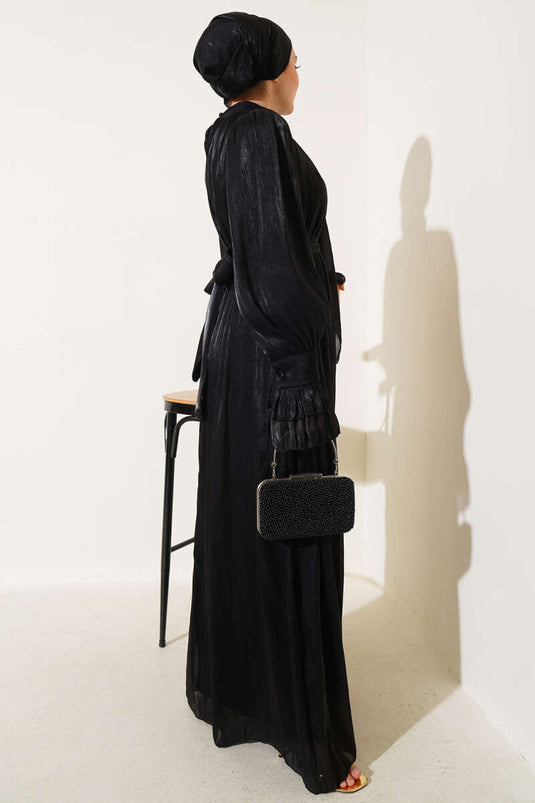 Schwarzes Kleid mit gerüschtem Handgelenkschal als Geschenk