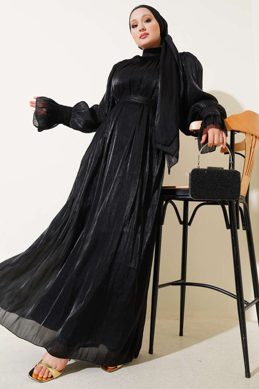 Schwarzes Kleid mit gerüschtem Handgelenkschal als Geschenk