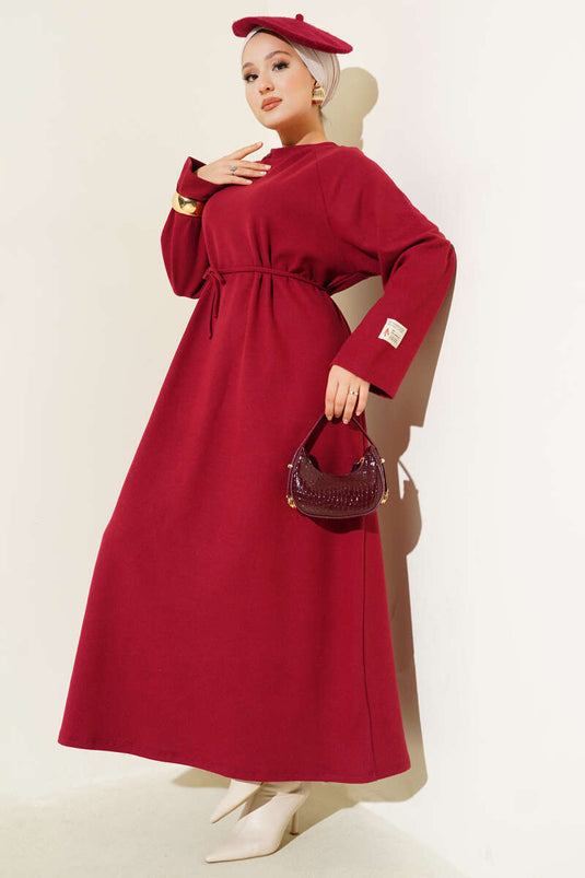 فستان بورغندي بياقة دائرية مزين بشعار وحزام برباط