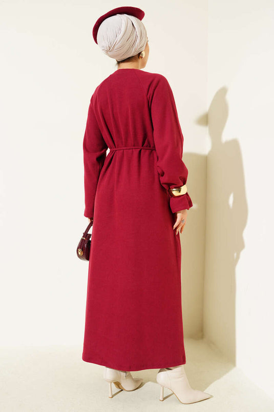 Robe bordeaux à col rond avec emblème et ceinture à cordon