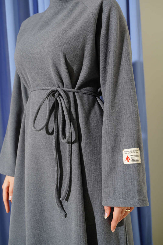 Kleid mit Rundhalsausschnitt, besticktem Seilgürtel und Grau