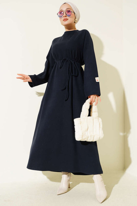 فستان أزرق داكن برقبة دائرية وحزام مطرز بالحبل