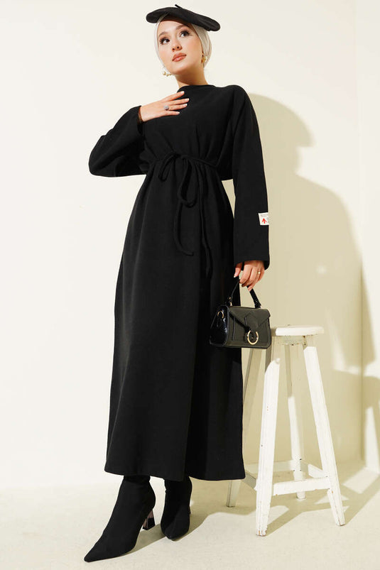 Robe noire à col ras du cou et ceinture en corde brodée