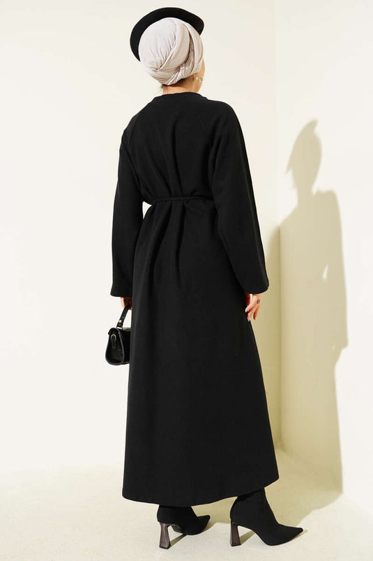 Robe noire à col ras du cou et ceinture en corde brodée