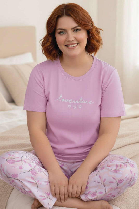 طقم بيجامة كبير الحجم برقبة دائرية وطبعة باللون الوردي