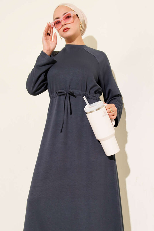 فستان لويشا ذو رقبة دائرية وخصر نفقي باللون الدخاني