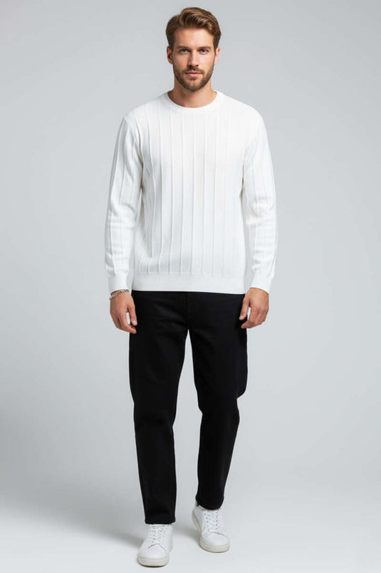 كنزة صوفية محبوكة بتفاصيل مخططة وياقة دائرية، لون بيج فاتح