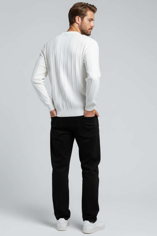 كنزة صوفية محبوكة بتفاصيل مخططة وياقة دائرية، لون بيج فاتح