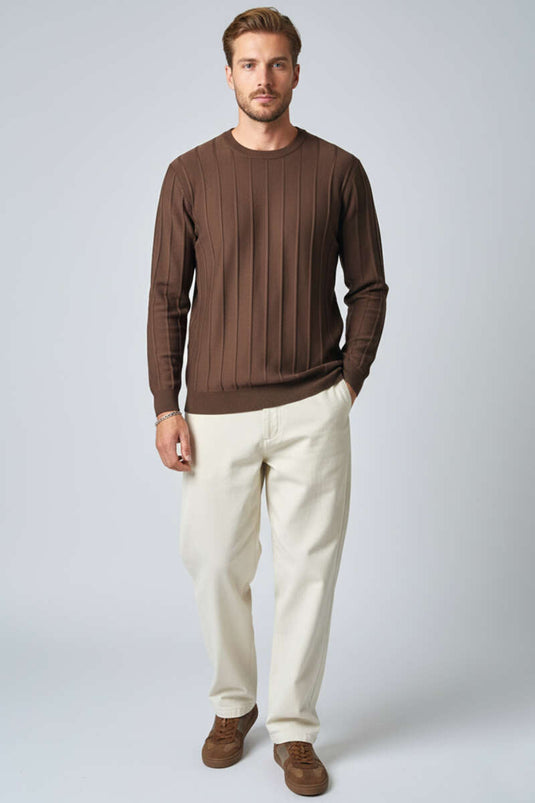 كنزة صوفية محبوكة بتفاصيل مخططة وياقة دائرية، لون بني فاتح