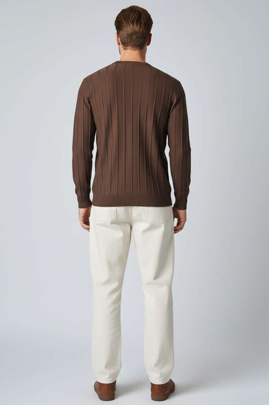 كنزة صوفية محبوكة بتفاصيل مخططة وياقة دائرية، لون بني فاتح