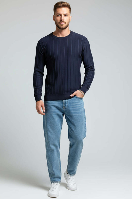 كنزة صوفية مخططة بياقة دائرية باللون الأزرق الداكن