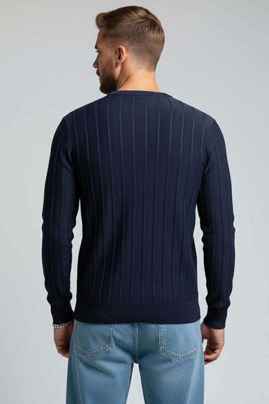 كنزة صوفية مخططة بياقة دائرية باللون الأزرق الداكن