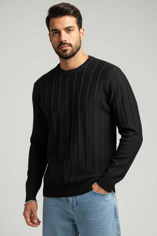 كنزة صوفية سوداء بياقة دائرية وتفاصيل مخططة