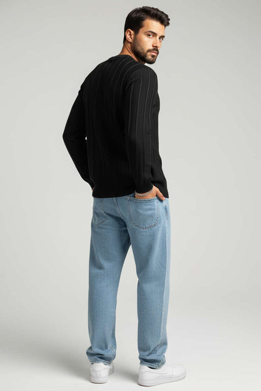 كنزة صوفية سوداء بياقة دائرية وتفاصيل مخططة