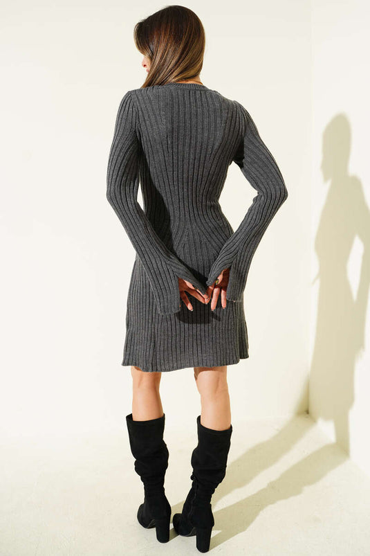 فستان قصير مضلع بياقة دائرية باللون الرمادي الداكن