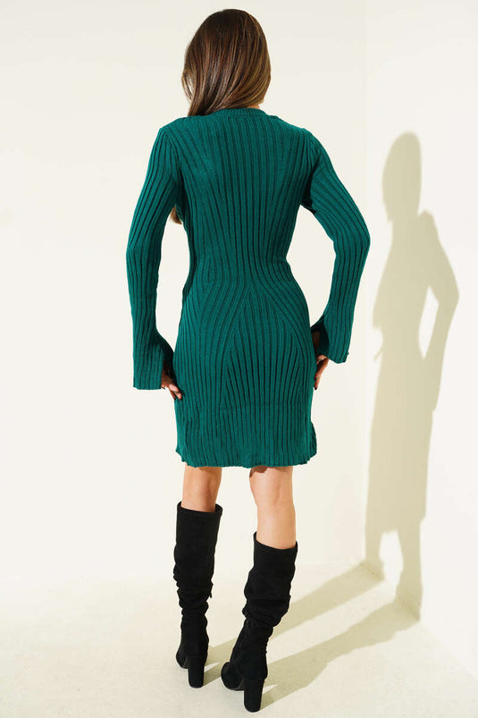 فستان قصير مضلع بياقة دائرية بلون الزمرد