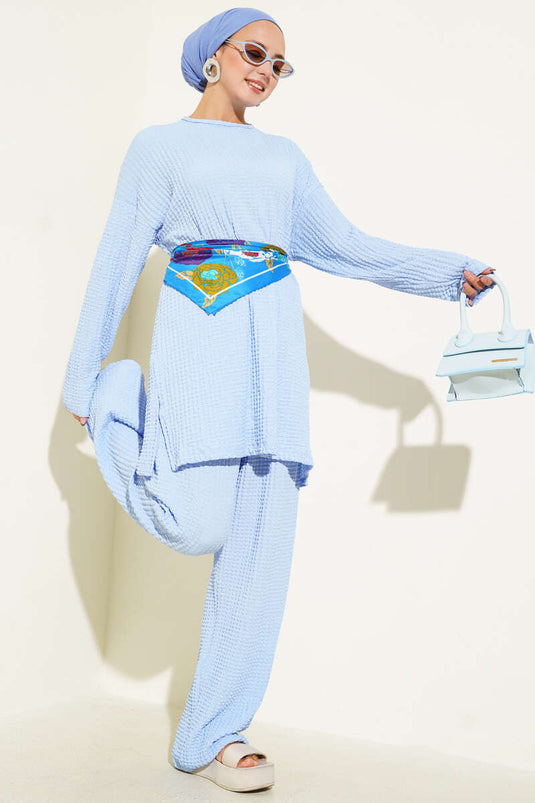 بدلة سيرساكر من قطعتين برقبة دائرية، لون أزرق فاتح