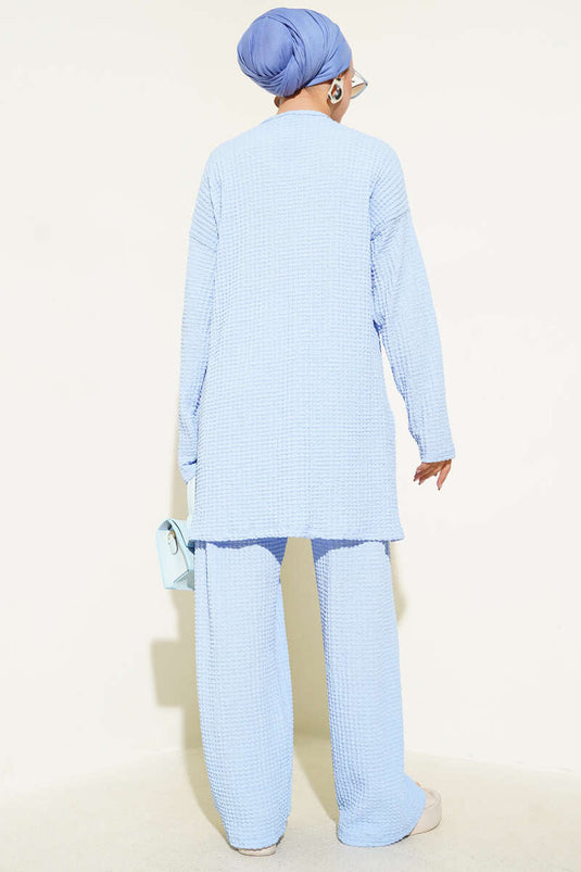 بدلة سيرساكر من قطعتين برقبة دائرية، لون أزرق فاتح