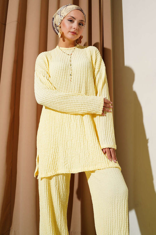 بدلة سيرساكر من قطعتين برقبة دائرية باللون الأصفر