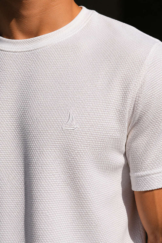 T-shirt homme blanc à col rond avec écusson poitrine