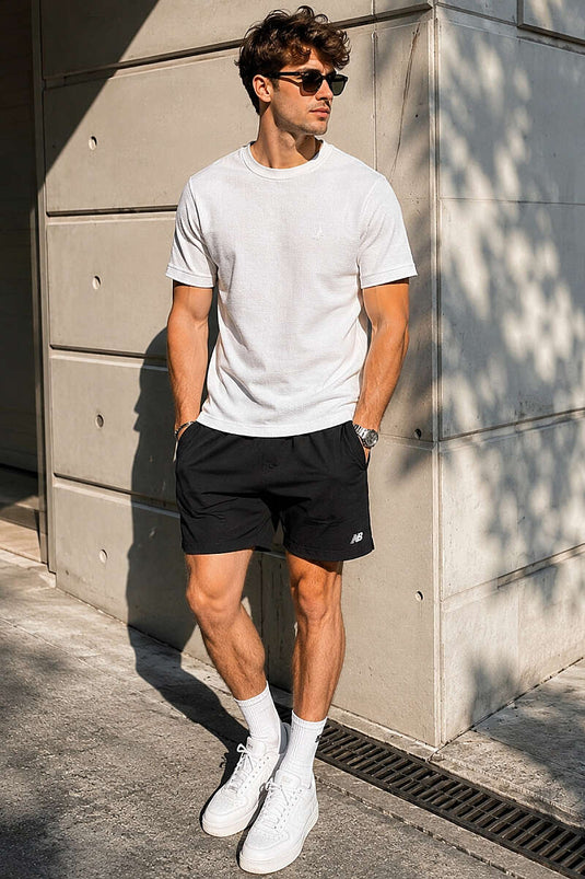 T-shirt homme blanc à col rond avec écusson poitrine